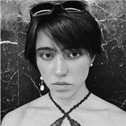 Profesora de diseño multimedia y gráfico, especializada en programas de adobe. Con amplios conocimientos en el mundo audiovisual.